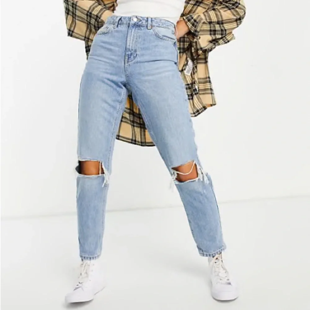 Topshop Mom High Waisted Jean Ripped Knees Size 25 Light Wash‎ Blue